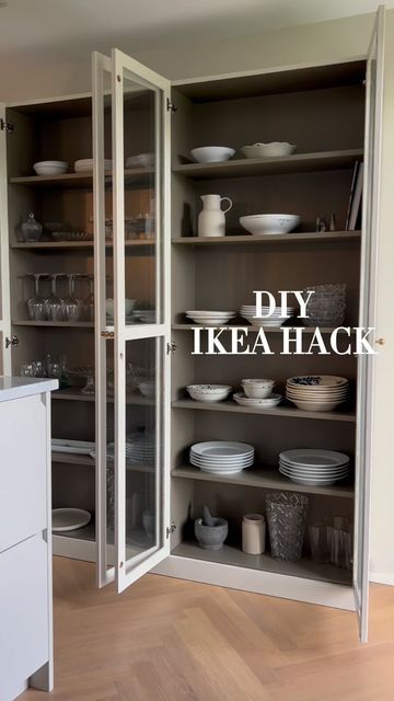 Christine Delmar | Nybyggerne on Instagram: "Verdens fineste vitrineskab af et billigt IKEA-Hack 💡Guiden holder stadig lige godt💡: Undskyld for den 🙈 🪚Jeg har brugt to Billy reoler med oxberg låger fra @ikeadanmark . Jeg fandt dem på marketplace til 800 kr i alt. 📌Hacket er ret simpelt, vi har skruet skabene sammen til at starte med, så gem opslaget her. 🎨 Jeg har valgt én farvelade udenpå. En anden inden i. Det er klart nemmest, hvis du tager lågerne af når du maler. Det er vigtigt at du sliber skabet inden du maler, så hæfter grunderen bedre. Jeg bruger en universalgrunder fra Jotun. ❗️Tip: Lågerne er lidt træls at male, men fjern evt. overskydende maling på glasset med en glasskraber 🎨Skabene er malet med Jotun kokos uden på - og Rustic brown inden i. 🪚Afslutningsvis, for a Bungalow Dining Room, Ikea Office Inspired, Billy Hack, Ikea Billy Hack, Ikea Inspired Bedroom, Ikea Inspired Living Room, Billy Oxberg, Billy Ikea, Terrace Kitchen