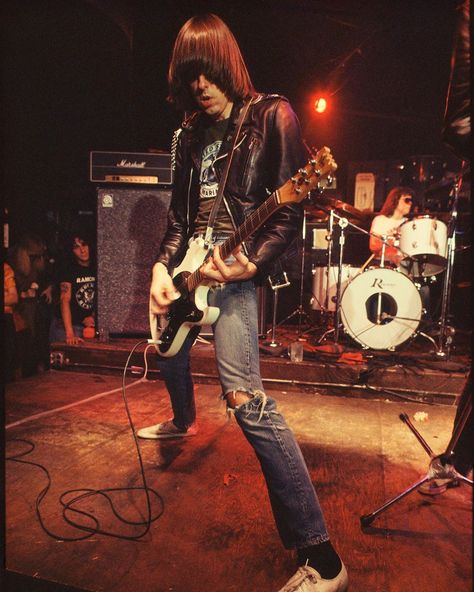 Johnny Ramone Guitar, Marcelo D2, Joey Ramone, Joe Strummer, Punk Culture, Elvis Costello, Billy Idol, Music Pics, Iggy Pop