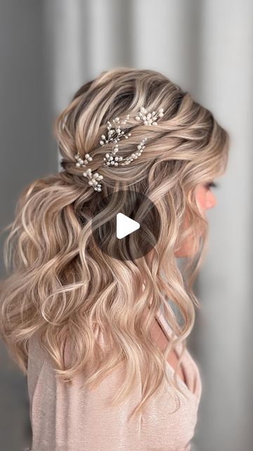 Easy Long Wedding Hair, Half Up Half Down Hair Styles Wedding, Bridal Hairstyles Mid Length Hair, Wave Hairstyles Medium, Wedding Hair Styles Half Up, Bridal Hair Loose Curls, Bride Hairstyles Brunette, Easy Half Up Half Down Hair Tutorial, Pulled Back Wedding Hair