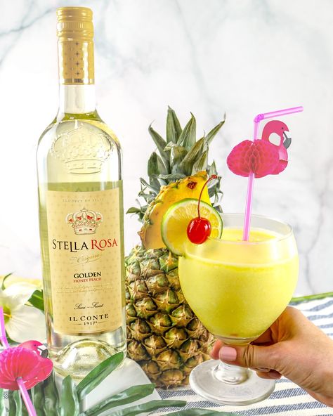 Stella Rosa Gold Piña Colada - Sweet Wine Club Stella Rosa Wine Recipes, Rosa Golden, Paradise Drink, Stella Rosa Wine, Wine Mixed Drinks, Fresh Fruit Desserts, Wine Cocktail Recipes, Girly Drinks, Peach Drinks