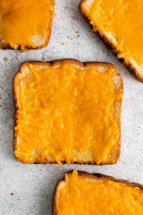 Cheesy Toast, Easy Toast, Cheese Toast Recipe, Fancy Cheese, Toast In The Oven, Onion Jam, Pasta Sides, Easy Cheese, Cheese Toast