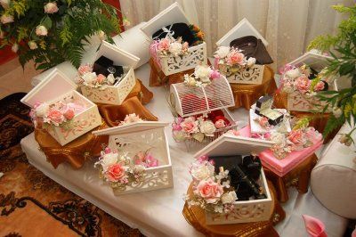 Wedding Doorgift, Engagement Gift Baskets, Indian Wedding Gifts, Majlis Perkahwinan, Trousseau Packing, Wedding Gift Pack, Gift Tray, Bridal Gift Wrapping Ideas, Marriage Decoration