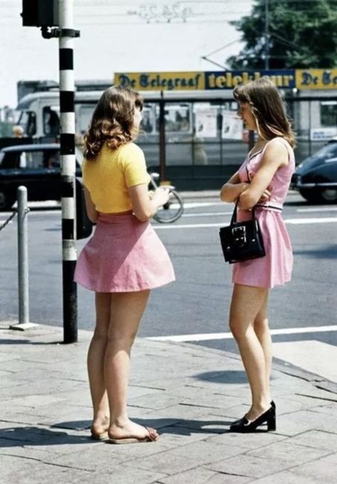 An Infatuated Photographer's Pictures of Amsterdam's People in the 1960s and 70s - Flashbak 60s Fashion Vintage, Street Style Vintage, 70s Inspired Fashion, Photographer Pictures, Hippie Look, Crop Top Tees, Famous Girls, 1970s Fashion, High Fashion Street Style