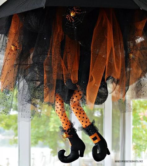 Front Yard Halloween Decorations, Easy Diy Fall Decor, Diy Fall Decor Ideas, Dollar Store Halloween Decorations, Diy Fall Decor, Easy Diy Halloween Decorations, Halloween Tablescape, Witch Legs, Dollar Store Halloween