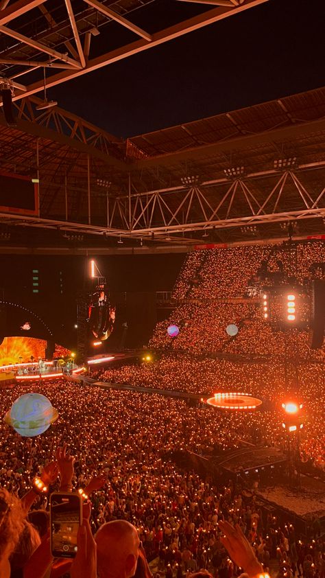 Coldplay music of the spheres world tour 2023 europe amsterdam fix you yellow Cold Play Fix You, Coldplay Concert Wallpaper, Coldplay Concert Aesthetic, Concert Outfit Ideas 2023, Coldplay Concert Outfit Ideas, Concert Outfit Women, Coldplay Concert Tickets, Coldplay Show, Coldplay Fix You