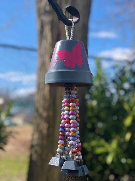 Easily make a DIY wind chimes with a terra cotta pot and strings of acrylic beads with bells. Diy Flower Pot, Diy Terra Cotta Pots, Potted Christmas Trees, Wind Chimes Craft, Quick And Easy Crafts, Flower Tower, Butterfly Decal, Funky Junk Interiors, Painted Terra Cotta Pots