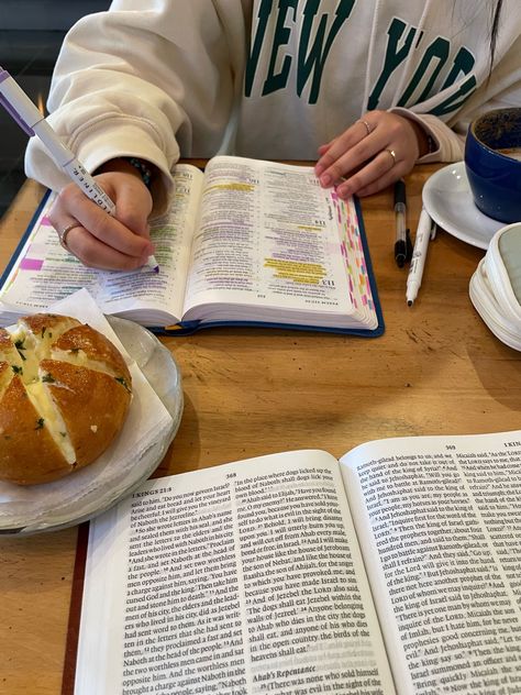 Bible Study Aesthetic With Boyfriend, Bible Devotions Aesthetic, Bible Study With Best Friend, Bible Study Sleepover, Cafe Bible Study, Bible Study Outside, Bible Study Instagram Story, Bible Study Date Relationships, Bible Study Date Aesthetic