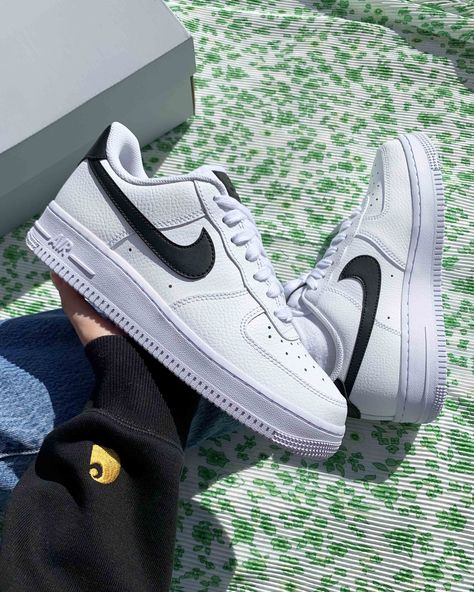 It doesn’t get any more minimal or chic than the Nike Air Force 1 07 White Black, a new colourway to hit the shelves and one that we never knew we needed til now. Bringing a dark look to the classic Air Force silhouette, black Swooshes, heel panels and tongue tags add contrast to the otherwise white sneaker. Debossed branding stays subtle on the heel and tongue, while the rest of the Black & White Air Force 1 speaks for itself. Black White Air Force 1, Air Max 270 Outfit Women, Air Max 270 Outfit, Adidas White Shoes, White Air Force 1, Air Max Shoes, Nike Shoes Air Max, Nike Air Force 1 07, Swag Shoes