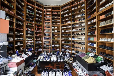 There's a closet specifically for sneakers that says "WE THE BEST" on the floor. Dj Khaled Shoes, Walk In Closet Luxury, Miami Mansion, Trampoline Room, Sneakerhead Room, Sneaker Closet, Florida Mansion, Expensive Things, Walking Closet