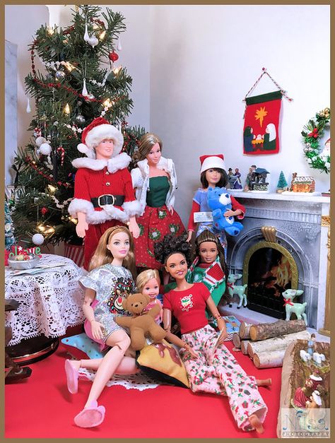 Christmas Diorama | 2019 | Nilsa D | Flickr Barbie Family Tree, Barbie Christmas Diorama, Christmas Barbie Dolls, Barbie Christmas Tree, Barbie Pics, Barbie Christmas, Christmas Diorama, Diy Barbie House, Accessoires Barbie