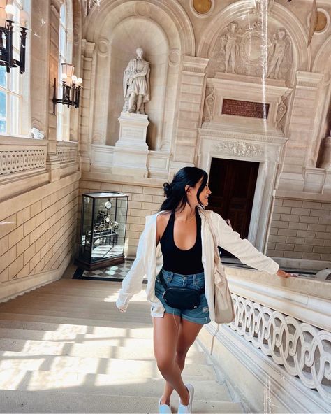 Girl In Museum, Outfits For Vacation, Poses Easy, Simple Poses, Half Up Hairstyle, Girl In Paris, Parisian Outfits, Museum Aesthetic, Long Black Hair