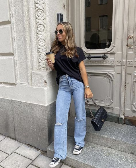 Casual No Jeans Outfits, Wide Leg Jeans Converse, Young 20s Outfits, Straight Left Jeans Outfit, Wide Leg Jeans And Converse Outfit, Wide Leg Jeans Outfit Summer Casual, Casual Astethic, Basic Everyday Outfits Casual, Jean And Tshirt Outfits