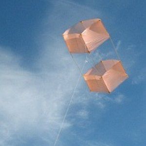 Diy Kite, Box Kite, Kite Making, Kite Designs, Airplane Crafts, Go Fly A Kite, Kite Flying, Wind Spinners, Close Up Photos