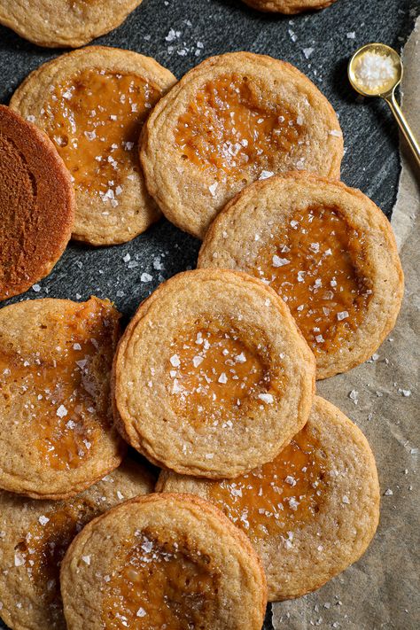 Crispy Salted Caramel Cookies, Salted Caramel Hummus, Salty Cookies Recipes, Crispy Chocolate Chip Cookies, Salted Carmel, Winter Dessert, Bakery Cookies, Salted Caramel Cookies, Cookie Bakery