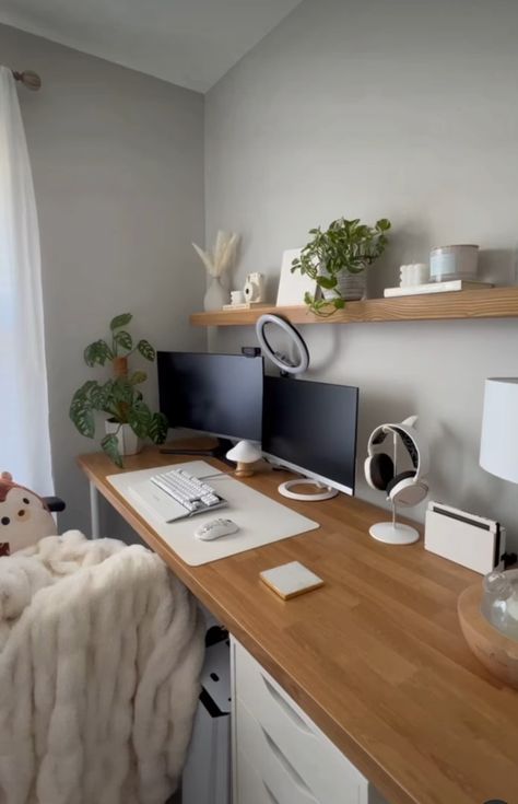 Studio Home Office Ideas, Pastel And Wood Interior, Gaming Desk In Living Room, Working From Home Setup Small Space, Work From Home Desk Setup Minimalist, Telework Home Office, Home Office Setup Cozy, Luxury Desk Setup, White And Wood Desk Setup