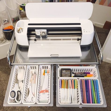 7 Ways To Store Cricut Pens And Markers - Organized-ish by Lela Burris Cricut Pens, Cricut Storage, Decluttering Challenge, Pens And Markers, Craft Cart, Cricut Supplies, Idee Cricut, Cricut Explore Projects, Dream Craft Room