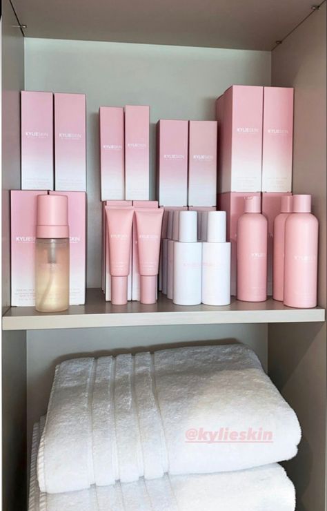 Maquillage Kylie Jenner, Aura Pink, Kylie Makeup, Kylie Baby, Kylie Skin, Kylie Cosmetic, Pretty Skin Care, Luxury Makeup, Beauty Skin Care Routine