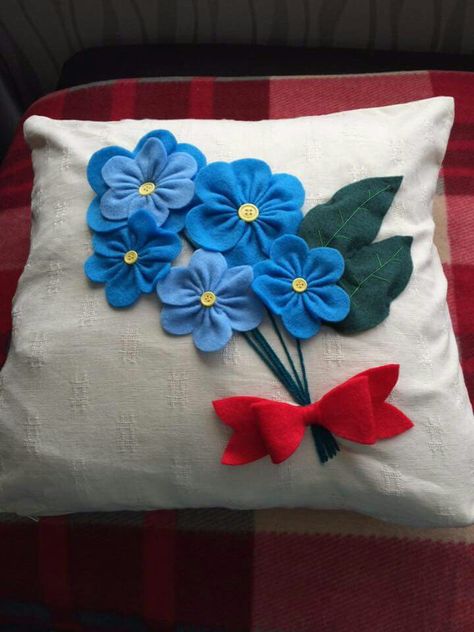 Felt flower cushion Diy Flower Pillow, Felt Flower Pillow, Draps Design, Flower Cushion, Felt Cushion, Creative Pillows, Pillow Crafts, Sewing Crafts Tutorials, Sewing Pillows