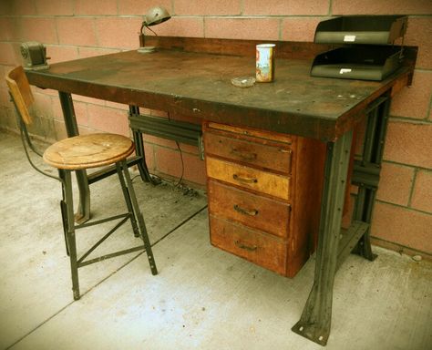 Vintage industrial desk / workbench Vintage Industrial Desk, Diy Industrial Furniture, Industrial Workbench, Desk Vintage, Lamps Vintage, Desks Office, Steampunk Industrial, Industrial Table Lamp, Industrial Dining Table