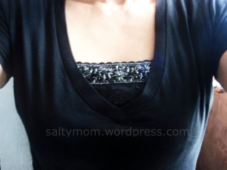 Tutorial - sew a "cleavage cover" using old t-shirt hem Sewing Tops, Modesty Panel, Make Your Own Clothes, Altering Clothes, Small Sewing Projects, Easy Sewing Projects, Love Sewing, Refashion Clothes, Sewing Basics