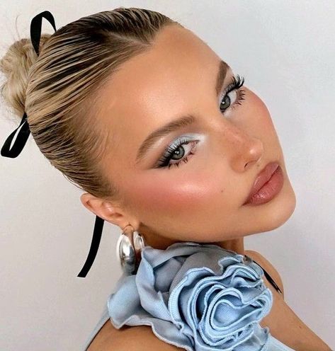 Makeup Look Black Dress, Make Up For Blonde Girl, Makeup Looks Trendy, Blonde Girl Makeup, Iconic Makeup Looks, Makeup Looks Blue, People Model, Trending Makeup, Ball Makeup