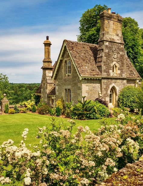 Cottage in the village of Miserden, Gloucestershire. Cottages England, Small House Inspiration, Ireland Cottage, British Cottage, English Country Cottages, Fairytale House, European Cottage, Countryside Cottage, Old Stone Houses