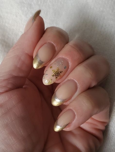 Gold And Silver Christmas Nails, Gold And White Christmas Nails, Silver French Nails, White Christmas Nails, Gold And White Christmas, Snowflake Nail, Snowflake Nails, Silver Snowflakes, Christmas Nail