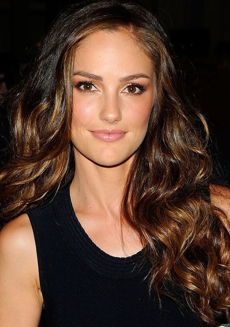 Minka Kelly Makeup, Minka Kelly Hair, Daily Beauty Tips, Best Bronzer, Minka Kelly, Burgundy Hair, Hair Color Highlights, Grunge Hair, Hair Waves