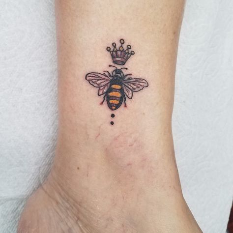 I finally got a tatoo!  Thanks Todd at Nathan's Tatoo. Bumble Bee Neck Tattoo, Bee With Crown Tattoo, Queen Bee Tattoo Ideas, Rib Tattoos For Women Quotes, Queen Bee Tattoo, Feminine Shoulder Tattoos, Honey Bee Tattoo, Bumble Bee Tattoo, Rib Tattoos For Women