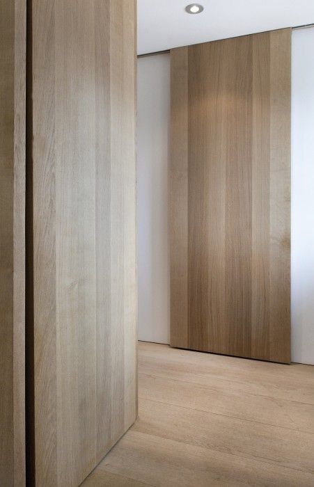 Minimalist sliding door, nice timber Wide Oak Flooring, Internal Sliding Doors, Interior Minimalista, Sliding Closet Doors, Barn Doors Sliding, Internal Doors, Closet Doors, Sliding Door, Wooden Doors