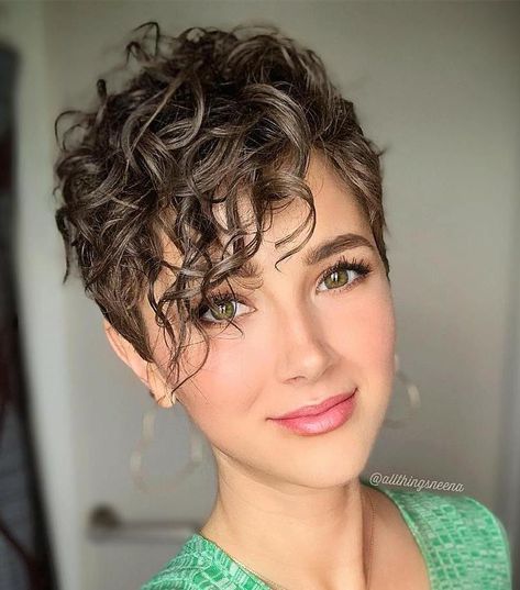 Cute Pixie with Curly Bangs Longer Pixie, Short Haircuts With Bangs, Curly Pixie Hairstyles, Curly Pixie Haircuts, Short Curly Haircuts, Natural Wavy Hair, Haircuts For Curly Hair, Colour Ideas, Short Wavy Hair