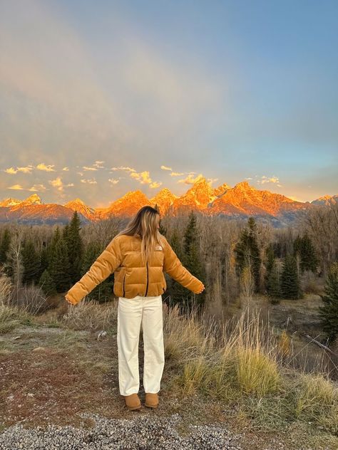 Outdoorsy Clothing Aesthetic, Outdoors Winter Outfits, Mountain Fits Winter, Northern California Outfits, Winter Camp Outfits, Mountain Town Outfit, Colorado Outfits Summer, Cabin Aesthetic Outfit, Utah Hiking Outfit