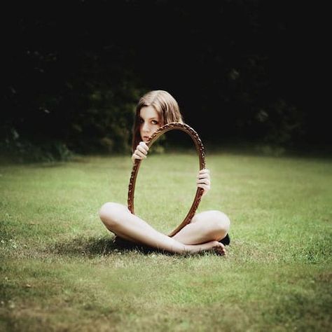 Le corps d'une femme assise derrière un miroir Portrait Photo Original, Illusion Fotografie, Trucage Photo, Optical Illusion Photos, Artistic Portrait Photography, Illusion Photography, Illusion Photos, Mirror Photography, Portrait Photography Tips