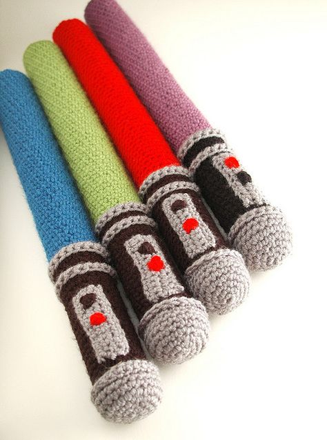 Amigurumi lightsabres. I need to get into crochet so that I can make some of these Star Wars Crochet, Star Wars Crafts, Crochet Geek, Yarn Dolls, Star Wars Light Saber, Crochet Stars, Yarn Projects, Lightsaber, Crochet For Kids