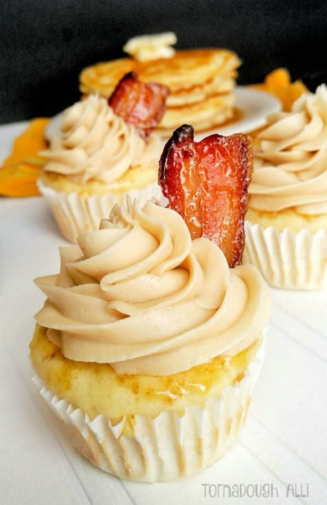 Maple Bacon Cupcakes, Pancake Cupcakes, Bacon Cupcakes, Maple Buttercream, Cake Mini, Candied Bacon, Cupcake Recipe, Maple Bacon, Savoury Cake