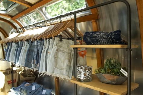 Levi's® Airstream Trailer Pop-Up Store Recap Secondhand Store Design, Mobile Retail Store Trailer, Trailer Boutique Ideas, Trailer Boutique, Cottages Exterior, Avion Trailer, Traveling Boutique, Raspberry Patch, Mobile Fashion Truck