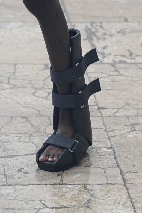 Rick Ownes Creates Viral ‘Medical’ Boot Inspired by Foot Casts – Footwear News Futuristic Footwear, Medical Boot, White Leather Booties, Best Rain Boots, Best White Sneakers, Men Fashion Week, 2024 Menswear, Red Booties, Fashion Newsletter