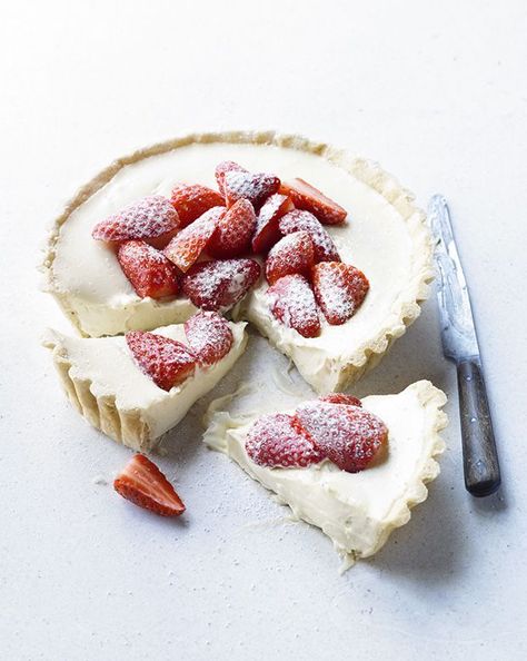 ... white chocolate and strawberry tart ... Food Composition, Cream Tarts, Chocolate And Strawberry, Strawberry Tart, Slow Cooker Desserts, Dessert Aux Fruits, Country Living Magazine, God Mat, Clotted Cream