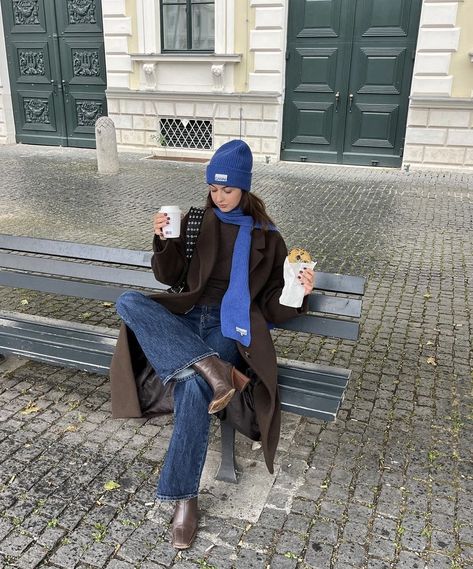 Dublin Winter Outfits, Dublin Street Style, Travel Outfit Plane Cold To Warm, Europe Winter Outfits, Winter Coat Outfit, Casual Airport Outfit, Travel Outfits For Women, Airport Outfit Winter, Traveling Outfits