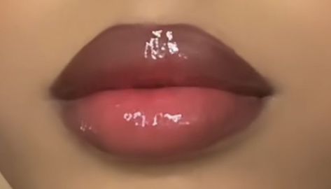 Quince Lip Makeup, Lip Combo Small Lips, Lip Looks Aesthetic, Lip Combos Aesthetic, Soft Pink Lip Combo, Prom Lip Makeup, Two Toned Lips Makeup, Round Lips Aesthetic, Baddie Lip Combos