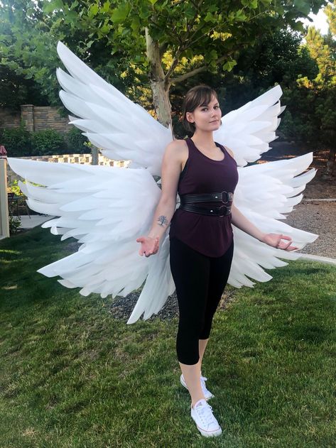 I finally finished making my Angewomon cosplay wings! - Album on Imgur Wing Cosplay, How To Make Wings, Angel Wings Cosplay, Wings Tutorial, 4th Wing, Cosplay Wings, Diy Wings, Angel Costume, Cosplay Tutorial