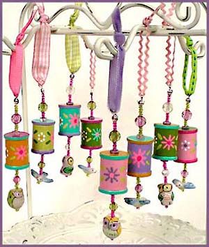 pretty little things: shimmering beads and feathery friends Spool Decorations, Thread Spool Crafts, Cotton Reel Craft, Spool Ornaments, Spool Art, Wooden Spool Crafts, Spools Of Thread, Spool Crafts, Wooden Spools