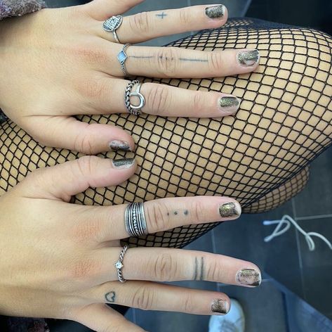 Maeve Wiley Finger Tattoo, Maeve Wiley Tattoo, Maeve Tattoo, Maeve Wiley Style, Maeve Wiley Makeup, Meave Wiley Outfit, Meave Wiley Aesthetic, Mave Wiley, Maeve Wiley Aesthetic