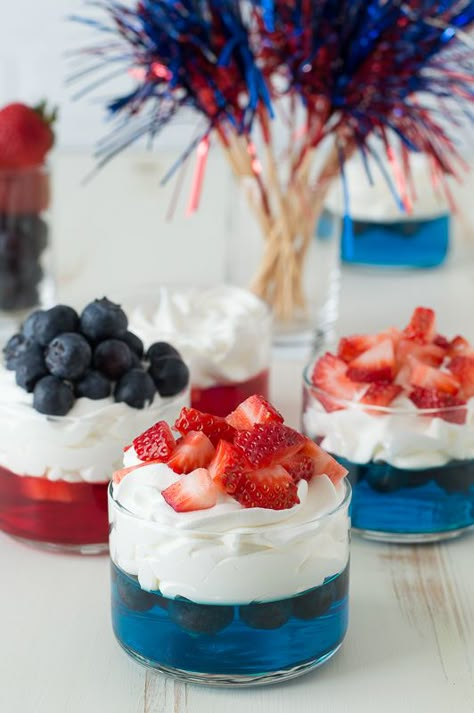 4th of July Fruit & Jello Cups - these are perfect for the 4th of July, and super easy to make! Fruit Jello, Jello Parfait, 4th Of July Fruit, Red White And Blue Desserts, Jello With Fruit, Jello Cups, Blue Jello, Summer Food Party, Patriotic Desserts