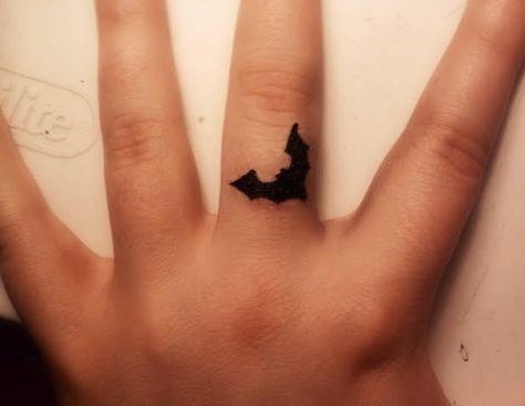 Finger Tattoo they angle of the bat is what makes it different and i like it Infinity Finger Tattoos, Jewerly Tattoo, Finger Image, Bats Tattoo Design, Bow Tattoo Designs, Cute Finger Tattoos, Small Finger Tattoos, Petit Tattoo, Kunst Tattoos