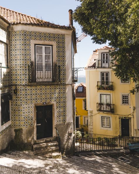 Lisbon Street Style, Lisboa Aesthetic, Lisbon Portugal Aesthetic, Lisbon Style, Lisbon Streets, Lisbon Aesthetic, Lisbon Architecture, Lisbon Portugal Travel, Lisbon City