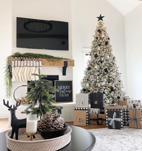 King Of Christmas on Instagram: “Happy November! We hope you had a wonderful Halloween with your loved ones. We have to know… do you put up your Christmas tree after…” Trendy Christmas Decor, Black Christmas Decorations, Neutral Christmas Decor, Modern Christmas Decor, Christmas Decor Inspiration, Flocked Christmas Trees, Christmas Tree Inspiration, Christmas Inspo, Décor Boho