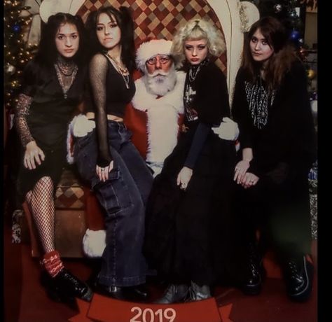 Goth People With Santa, Emo Santa Photos, Punk Christmas Aesthetic, Goth Santa Photo, Crismas Outfits, Emo 2000s Aesthetic, Emo Christmas, Goth People, Alt People