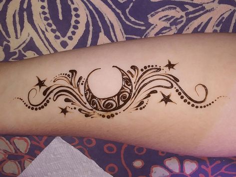 Henna Moon Design, Henna Moon, Tattoos Moon, Henna Tattoo Designs Arm, Henna Tattoo Design, Wrist Henna, Cute Henna Tattoos, Henna Style Tattoos, Jagua Henna