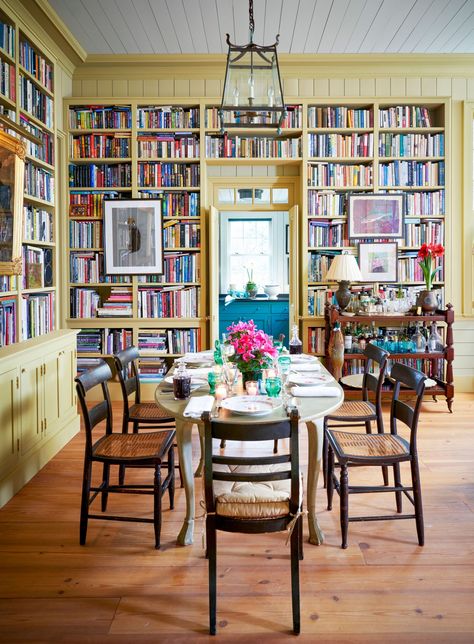 A Special Tribute: Julia Reed's Christmas in The Delta Julia Reed, Dining Room Library, Stylish Dining Room, Room Library, Dining Room Wall Art, Small Dining, Dining Room Walls, Southern Living, Slipcovers For Chairs